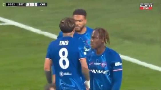 继续干！恩佐进球后给了詹姆斯一巴掌，两人顶头互相打气